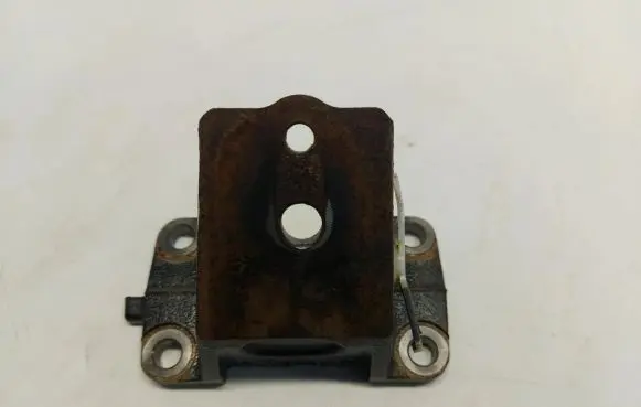 Engine mount vacuum valve