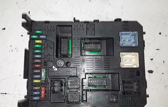 Citroen C5 Fuse module 966405888001