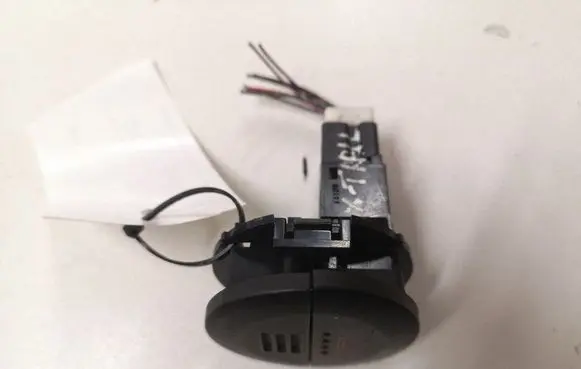 Nissan X-Trail T30 Hazard light switch 06016