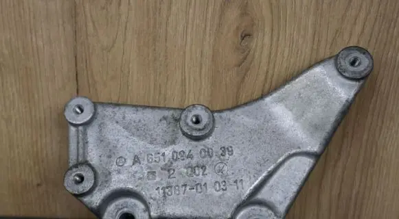 Mercedes-Benz SLK R172 Engine mounting bracket 6510940039 A6510940039