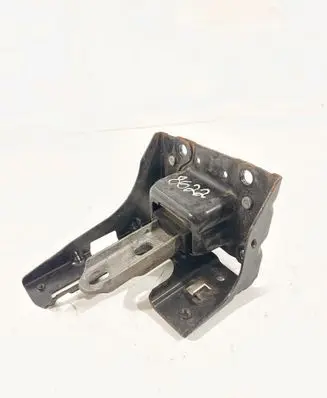 Engine mount bracket