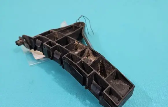 Front bumper mounting bracket