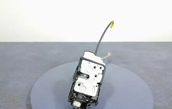 Volvo XC60 Front door lock 31462456