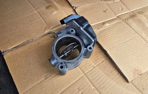 Volkswagen Golf V Throttle valve 03C128063