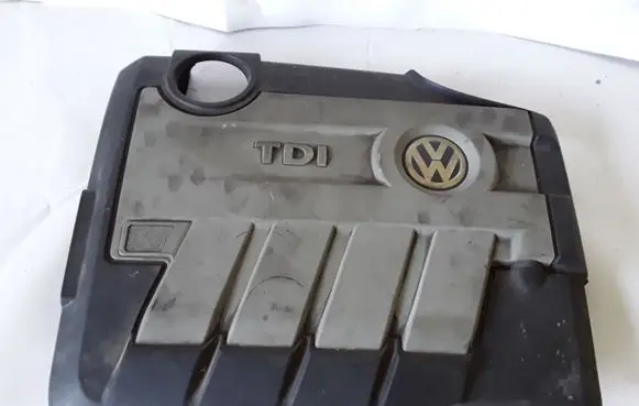 Volkswagen PASSAT B6 Engine cover (trim) 03L103925C 03L103925D 03L103925