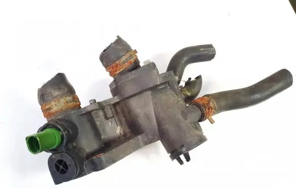 Volkswagen Golf III Engine coolant pipe/hose 032121121j