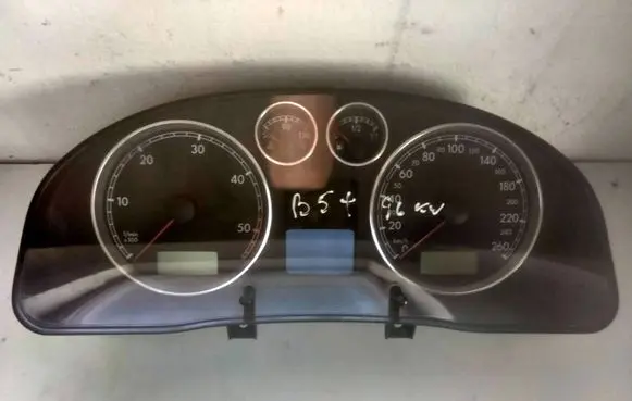 Volkswagen PASSAT B5.5 Speedometer (instrument cluster) 3B0920926A 230501014050 VWZ7Z0A3715623