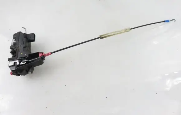 Opel Zafira B Rear door lock 13210738