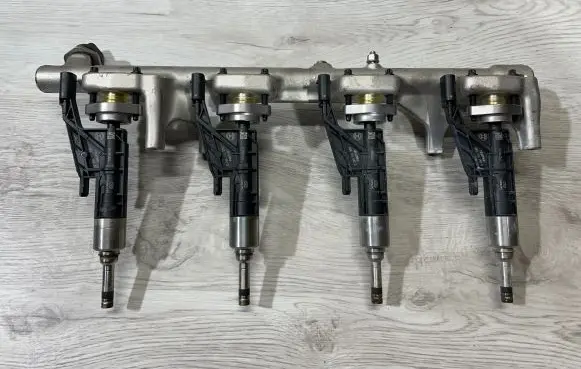 BMW 2 F22 F23 Fuel injector 7639990 10213541