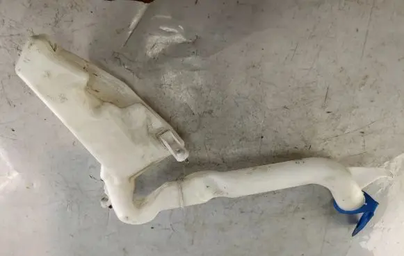 Volkswagen Fox Windshield washer fluid reservoir/tank 6Q0955453 8D0955455