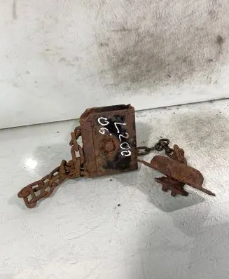 Mitsubishi L200 Spare wheel mounting bracket 