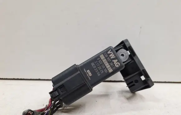 Volkswagen Golf V Glow plug pre-heat relay 038907281D 0522120504