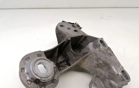 Volkswagen PASSAT B5 Engine mounting bracket 4B0199352B