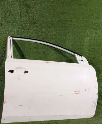 Toyota Auris E180 Front door 