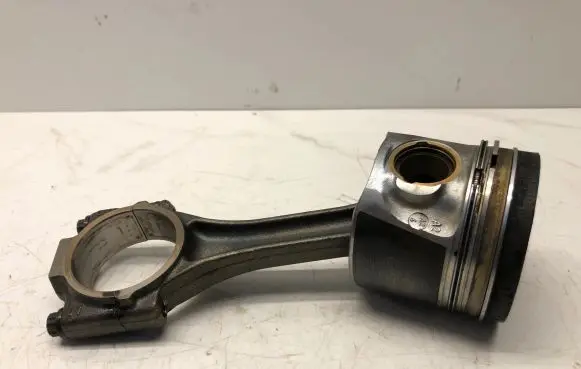 Volkswagen Golf V Piston with connecting rod