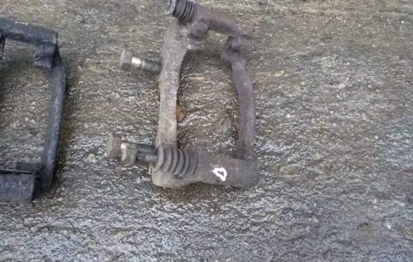 Nissan Primera Front Brake Caliper Pad/Carrier 