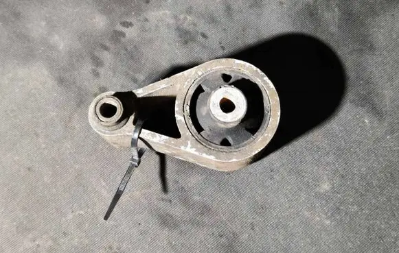 Opel Movano A Engine mount bracket 7700308756