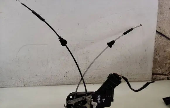 KIA Carens I Rear door lock 814101D010