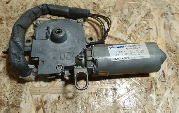 Mercedes-Benz CLS C219 Sunroof motor/actuator 2038203142