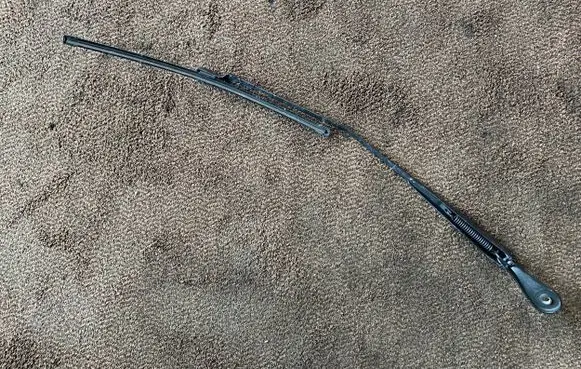 BMW 2 F46 Front wiper blade arm 9464504