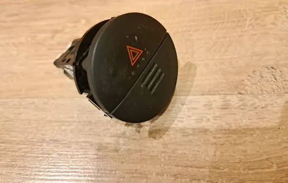 Nissan X-Trail T30 Hazard light switch 06016