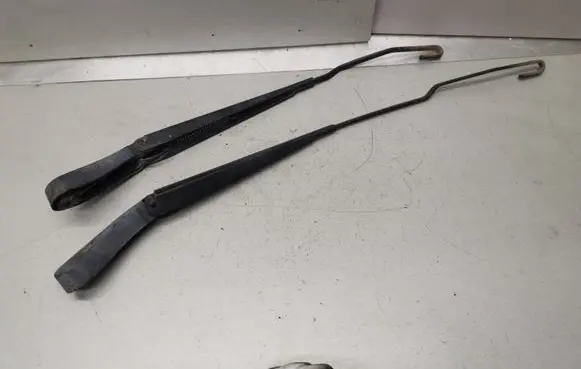 Volvo XC70 Front wiper blade arm 8624269 8624243