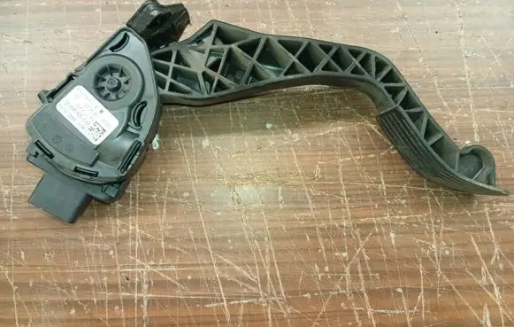 Peugeot 308 SW Accelerator throttle pedal 9681844080