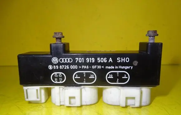 Seat Alhambra (Mk1) Coolant fan relay 701919506A