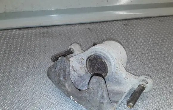 Opel Frontera B Front brake caliper