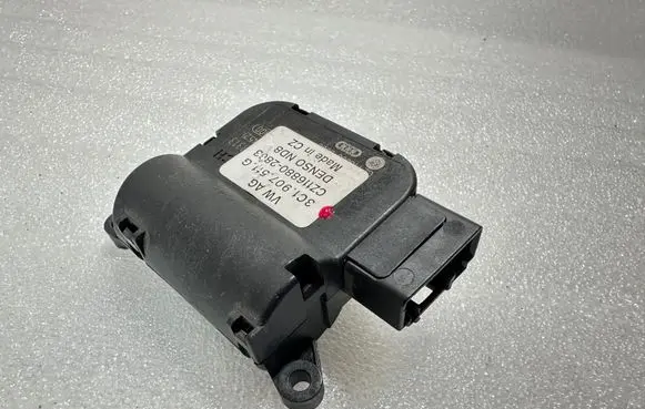 Volkswagen PASSAT B7 Air flap motor/actuator 3C1907511G CZ1168802863