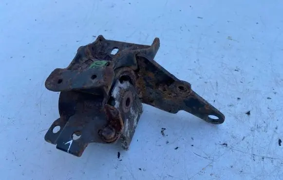 Toyota Avensis T250 Engine mount bracket