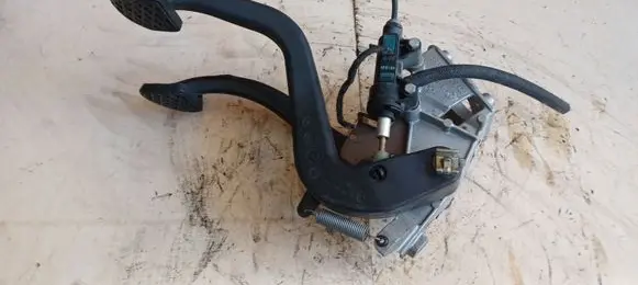 BMW 3 E46 Clutch pedal 21526758822