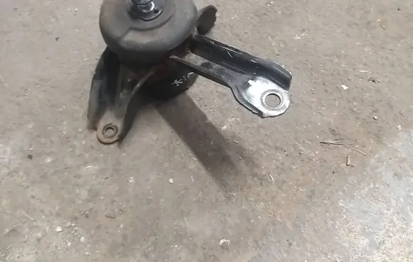 KIA Rio Engine mounting bracket