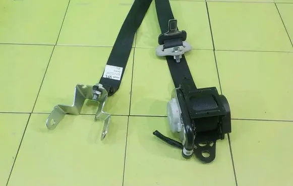 Nissan Leaf I (ZE0) Front seatbelt 624239203A 16AB96