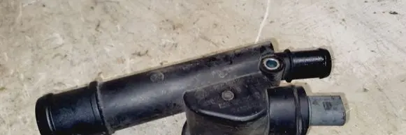 Volkswagen PASSAT B6 Engine coolant pipe/hose 038121132