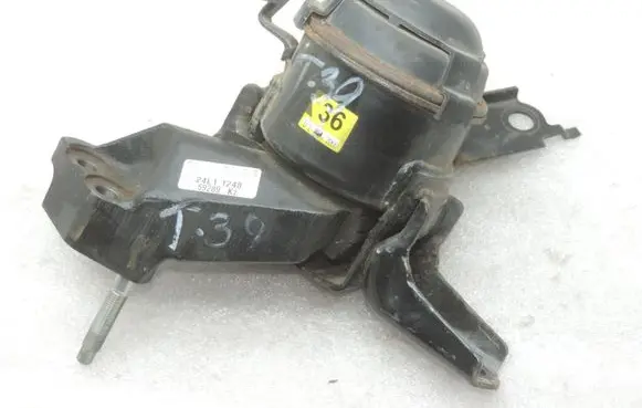 Toyota Yaris Engine mount bracket 123050J032