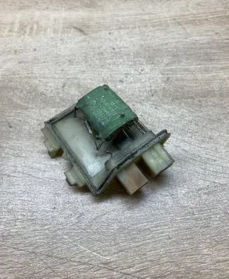 Volkswagen PASSAT B4 Heater blower motor/fan resistor 357959263 881044934