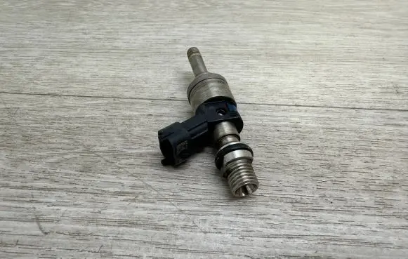 Porsche Panamera (970) Fuel injector 94811012821