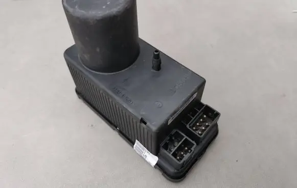 Mercedes-Benz C W202 Central locking vacuum pump 2028001648 0132006349