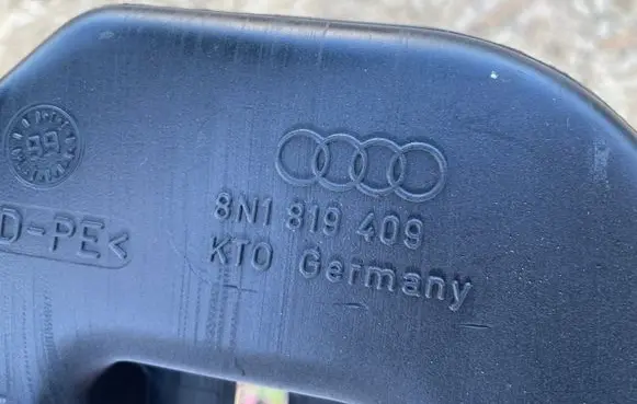 Audi TT Mk1 Air intake hose/pipe 8N1819409