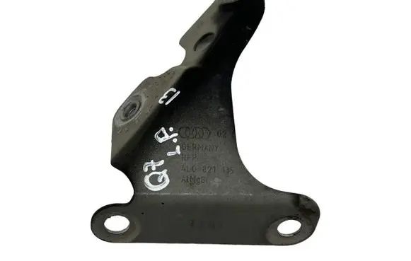 Audi Q7 4L Fender mounting bracket 4L0821135