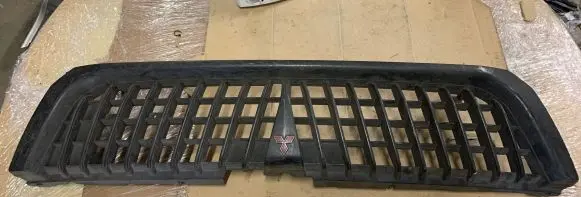 Mitsubishi Pajero Sport I Front bumper upper radiator grill MR221211