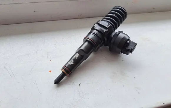 Volkswagen PASSAT B5.5 Fuel injector 038130073AJ 0414720037