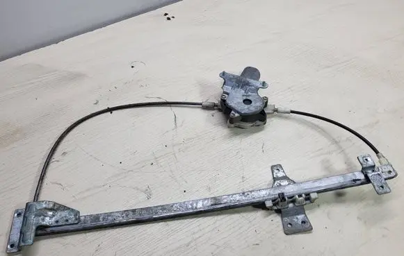 Mercedes-Benz Vito Viano W638 Front door manual window regulator 