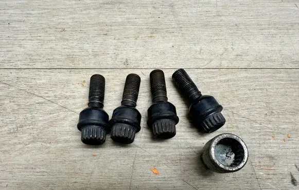 Porsche Taycan 9J1 Anti-theft wheel nuts and lock 971698030 99136198001