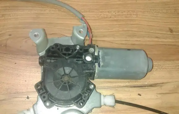 Front door window regulator motor