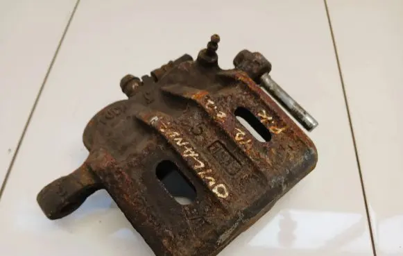 Mitsubishi Outlander Front brake caliper