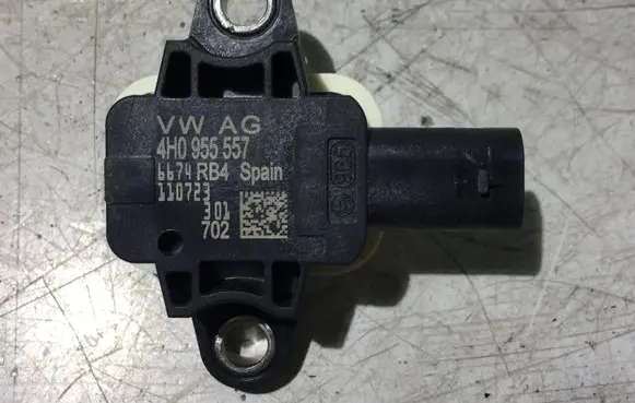Volkswagen Polo V 6R Airbag deployment crash/impact sensor 4H0955557 6674RB4 110723