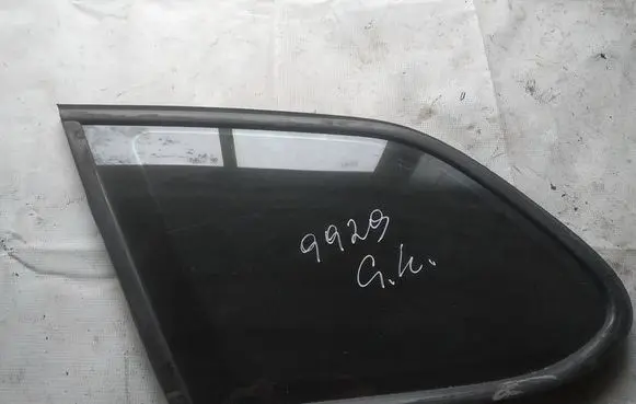 Volkswagen Golf VI Rear side window as2