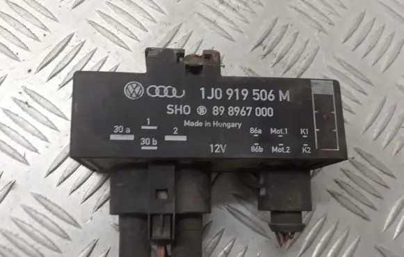 Volkswagen Polo Coolant fan relay 1J0919506M